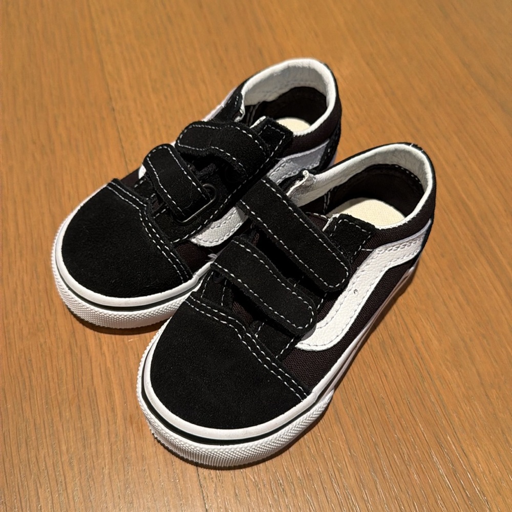 Vans Toddler Old Skool Velcro Sneakers in Black - Picture 2 of 10